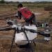 Homem viraliza ao usar drone agrícola como meio de transporte em fazenda no Pará