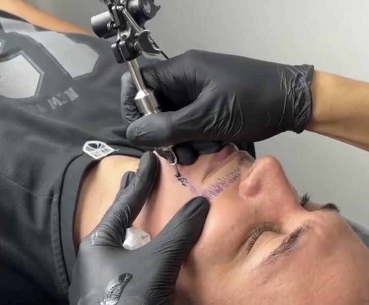 Homem viraliza ao tatuar barba e bigode após não conseguir ter pelos naturais