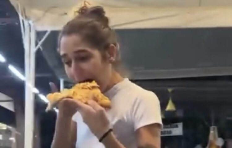 Jovem causa espanto ao comer sobras deixadas em mesa de restaurante