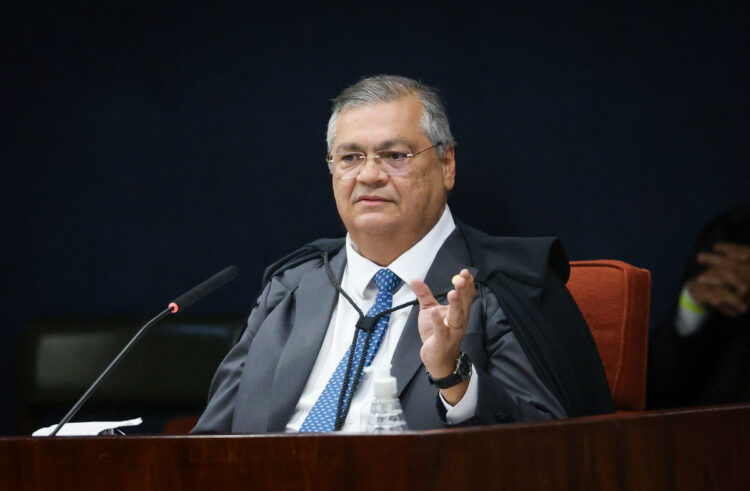 Dino determina suspensão de salários acima do teto constitucional nos Três Poderes