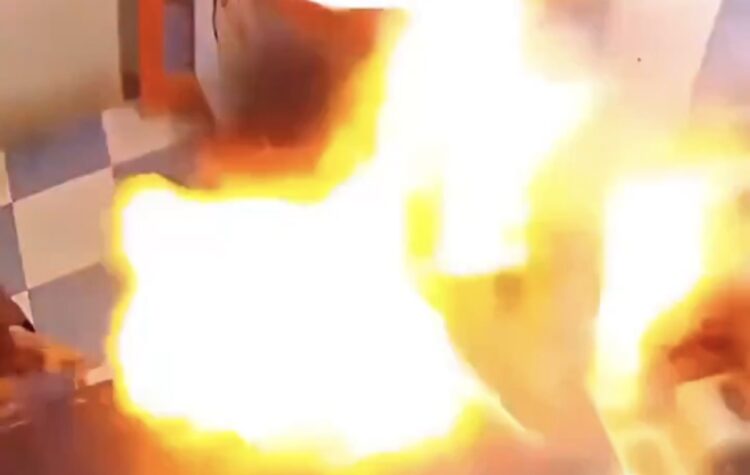 Homem morde bateria de celular e explosão acontece dentro da própria boca