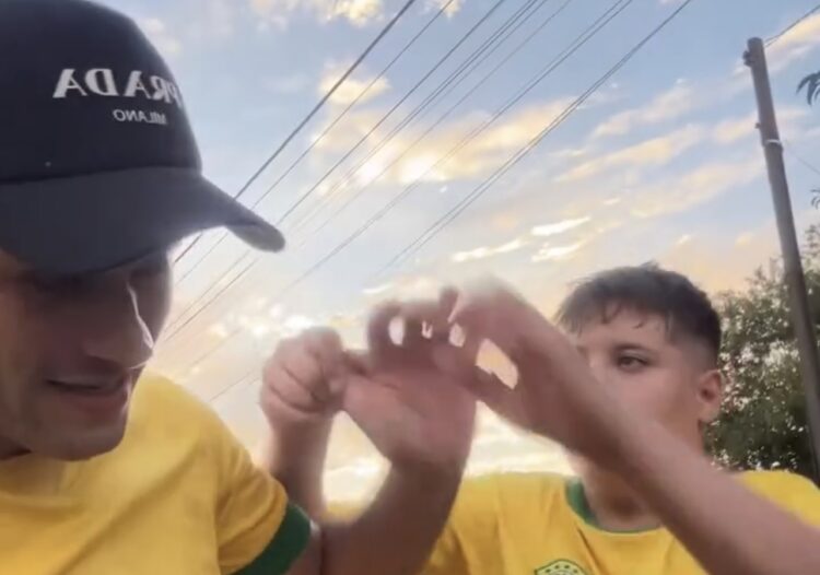 Pai expõe dificuldades de conviver em público com filho que tem síndrome de Tourette