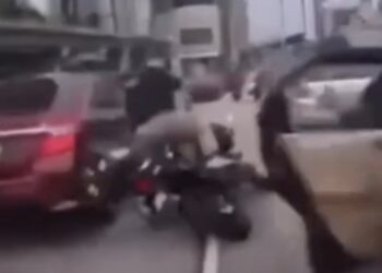 Criança abre porta de carro e provoca acidente com seis veículos