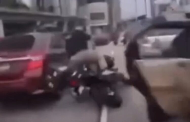 Criança abre porta de carro e provoca acidente com seis veículos