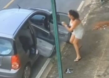 Barbeiro salta em carro desgovernado e evita tragédia com crianças em MG