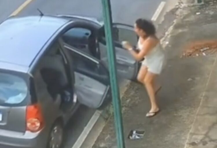 Barbeiro salta em carro desgovernado e evita tragédia com crianças em MG