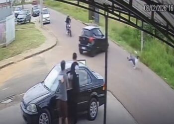 Motociclistas não conseguem parar e colidem com carro em cruzamento