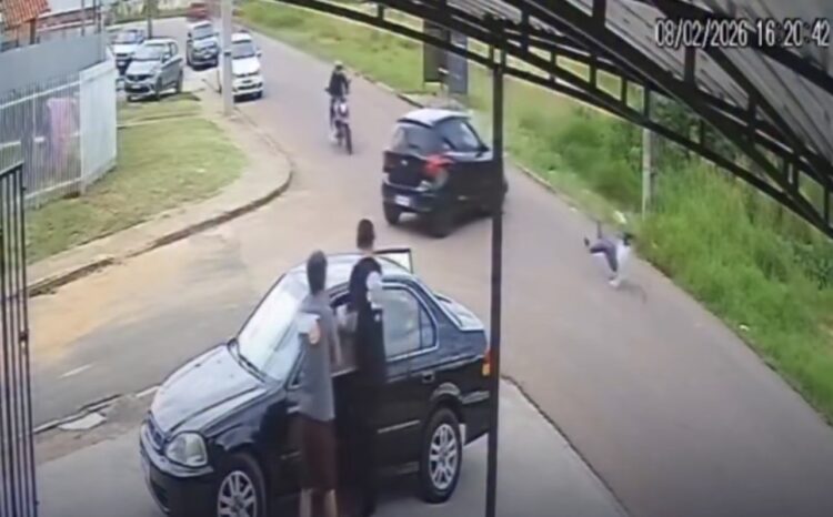 Motociclistas não conseguem parar e colidem com carro em cruzamento