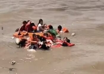 Lancha afunda no Encontro das Águas e resgate mobiliza bombeiros em Manaus