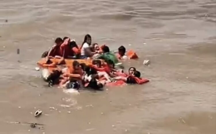 Lancha afunda no Encontro das Águas e resgate mobiliza bombeiros em Manaus