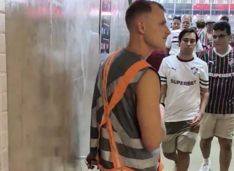 Gringos compram coletes de flanelinha vendidos por cariocas no Maracanã