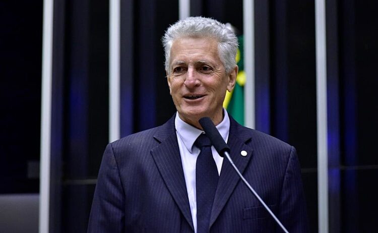 Justiça manda deputado do PT se retratar por imagem falsa com Bolsonaro feita por IA