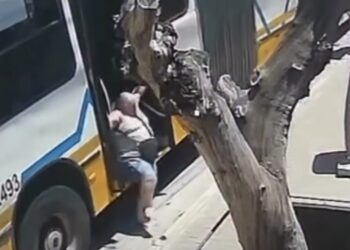 Ônibus arranca antes da hora, passageira cai e tem perna esmagada