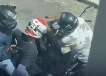 Criminosos rendem homem em moto e o obrigam a desbloquear celular durante assalto