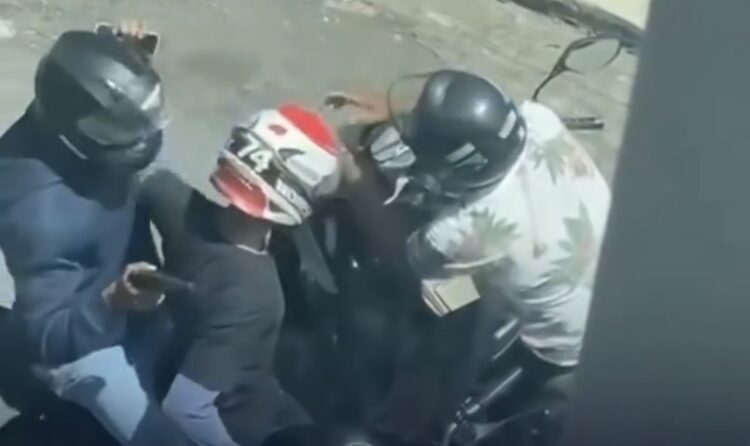 Criminosos rendem homem em moto e o obrigam a desbloquear celular durante assalto