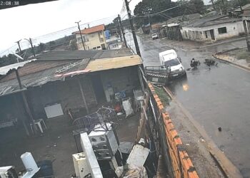 Batida entre moto e carro derruba poste e deixa feridos em São Miguel do Guamá