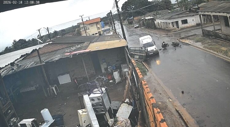 Batida entre moto e carro derruba poste e deixa feridos em São Miguel do Guamá