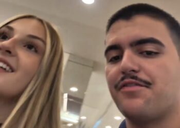 Homem grita em shopping após namorada admitir erro e pede aplausos: “Vai chover”