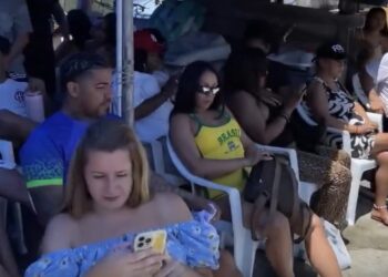 Turistas fazem fila para gravar vídeos em laje na Rocinha; valor pode chegar a R$ 200