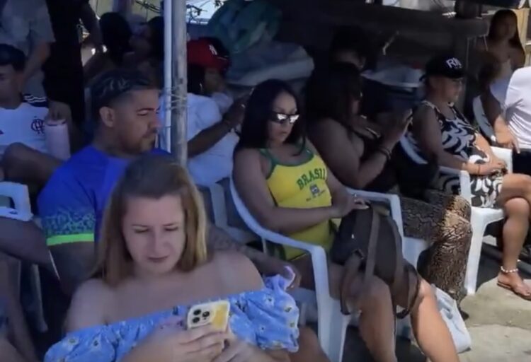 Turistas fazem fila para gravar vídeos em laje na Rocinha; valor pode chegar a R$ 200