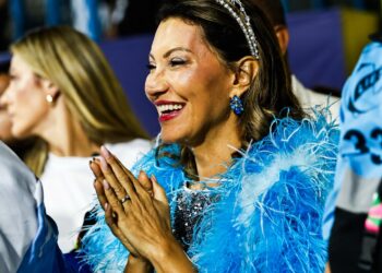 Janja usou avião da FAB para visitar escola de samba e levou seis assessores