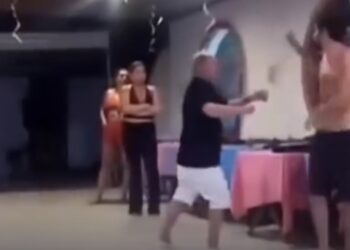 Médico invade festa de Carnaval, agride ex e a derruba sobre mesa no Ceará