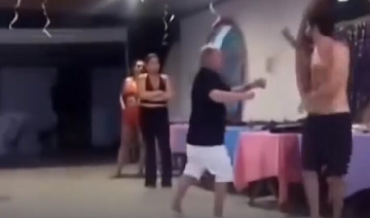 Médico invade festa de Carnaval, agride ex e a derruba sobre mesa no Ceará