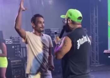 Por R$ 50, fã sobe ao palco e bebe garrafa inteira de álcool durante show na Bahia