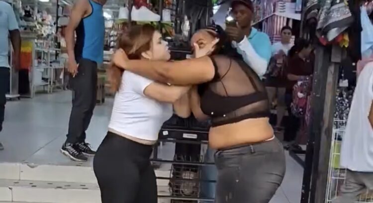 Mulher descobre traição e parte para cima da suposta amante em loja