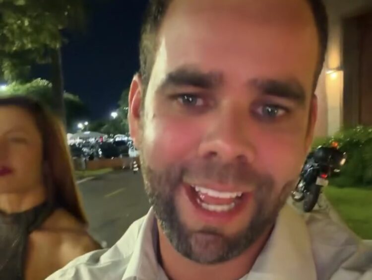 Homem rebate elogios à namorada e dispara: “Vocês não dão conta de manter”