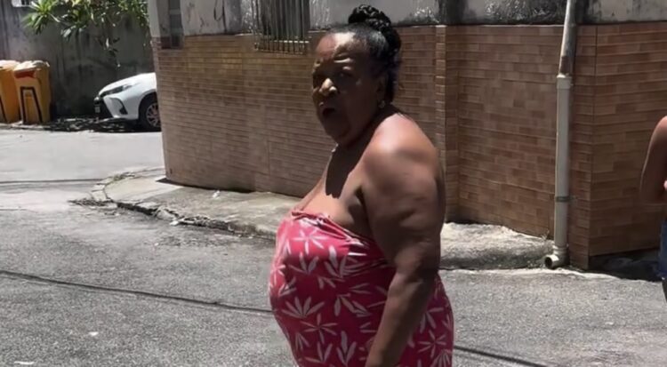 Senhora rebate vizinha após crítica à roupa e dispara: “Eu sou gostosa”