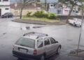 Motorista perde o controle e capota carro dentro de canal em Praia Grande
