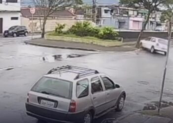 Motorista perde o controle e capota carro dentro de canal em Praia Grande