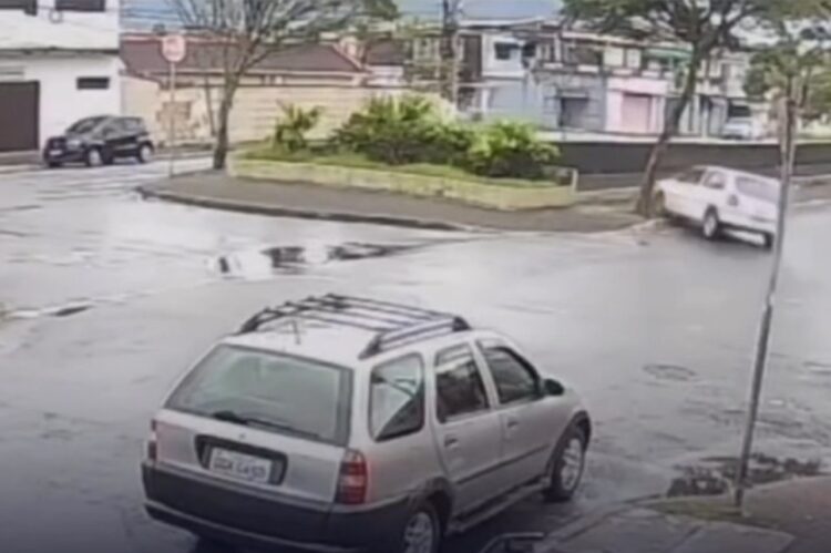 Motorista perde o controle e capota carro dentro de canal em Praia Grande