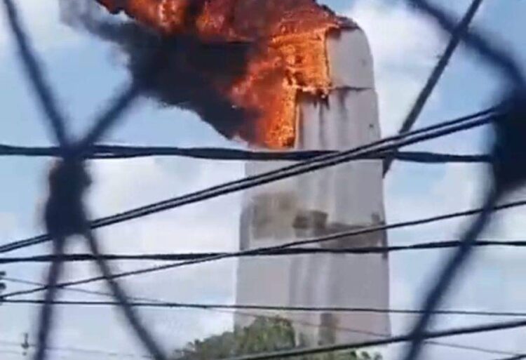 Imagens mostram momento em que estátua de Nossa Senhora de Fátima desaba consumida pelas chamas