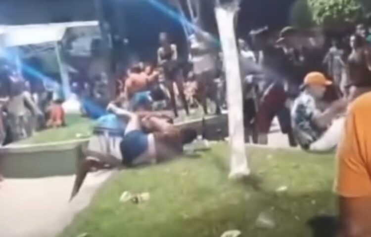 Briga de casal sai do controle e termina em pancadaria generalizada