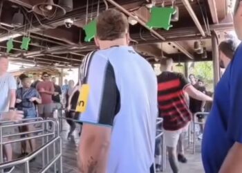 Briga por fura-fila termina em pancadaria em parque nos EUA