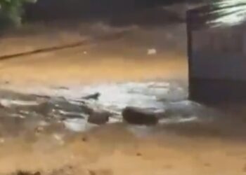 Caixões de funerária são arrastados por enxurrada em Ubá, Minas Gerais