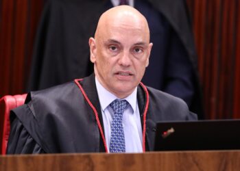 Vazamento no STF: Moraes manda PF colocar tornozeleira eletrônica em vigilante da Receita