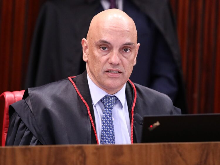 Vazamento no STF: Moraes manda PF colocar tornozeleira eletrônica em vigilante da Receita