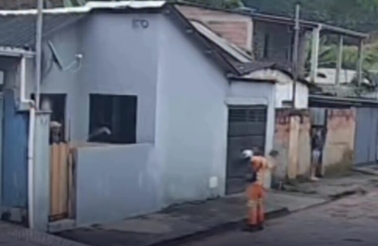 Homem joga pedra na ex e foge após ser perseguido com foice