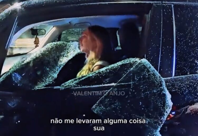 Assalto em segundos deixa mulher em choque na marginal de SP; influencer presta apoio à vítima