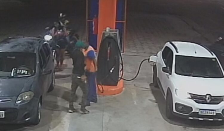 Assalto é flagrado por câmeras em posto de combustível na Sacramenta