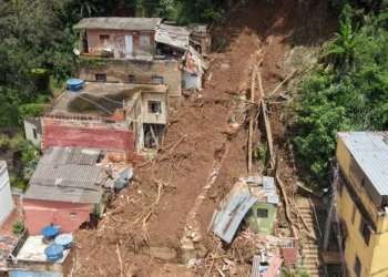 Morador flagra deslizamento de terra em Juiz de Fora