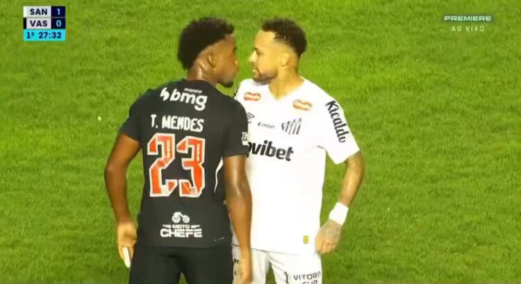 Neymar se envolve em confusão, simula agressão e leva cartão amarelo em Santos x Vasco