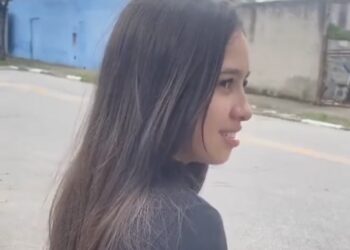 Grávida de 15 anos conversa aos gritos com namorado preso do lado de fora de presídio