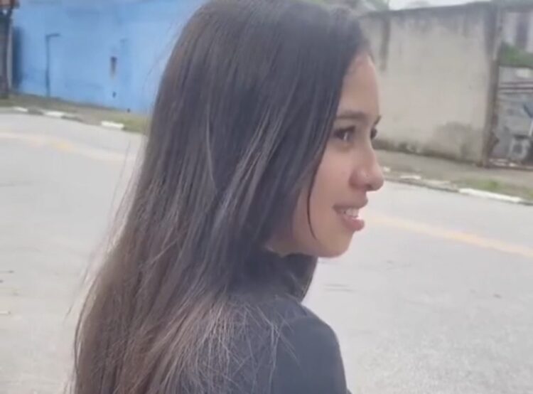 Grávida de 15 anos conversa aos gritos com namorado preso do lado de fora de presídio