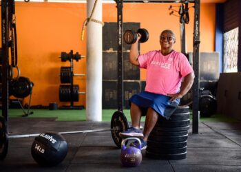 Idosa impressiona ao demonstrar força no crossfit