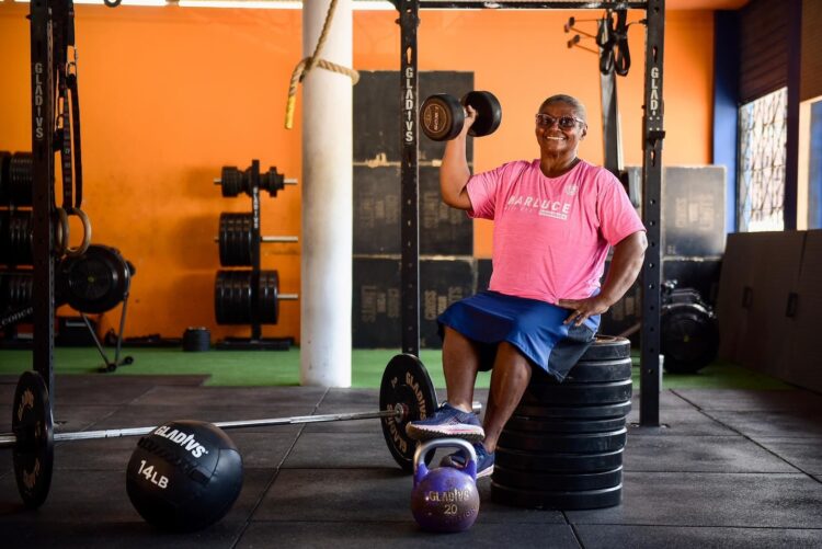 Idosa impressiona ao demonstrar força no crossfit