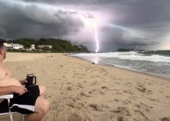 Casal pede sinal a Deus na praia e recebe “resposta” imediata